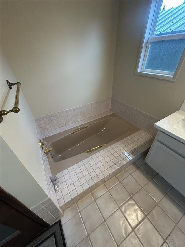 Building Photo - 209 E 3rd St