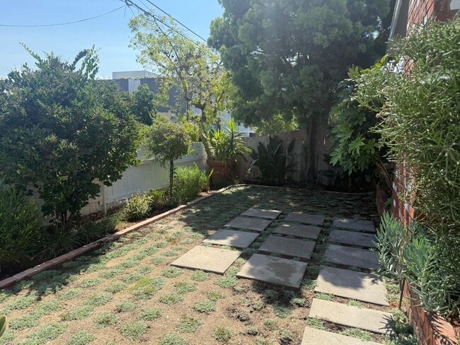Building Photo - Spacious Silver Lake Charmer 2-bedroom, 1-...