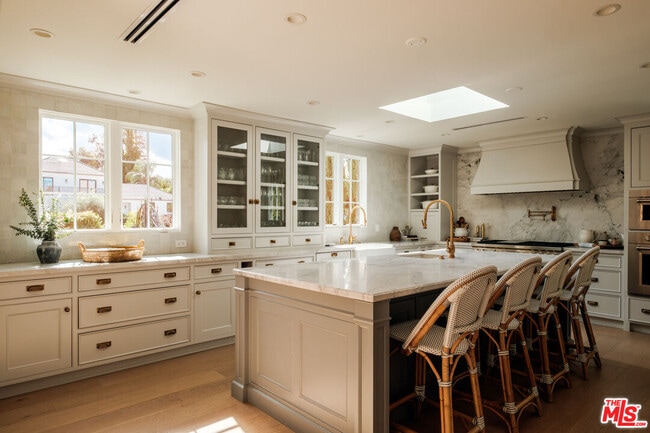 Building Photo - 18875 Pasadero Dr