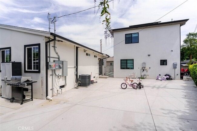 Building Photo - 12300 Stagg St