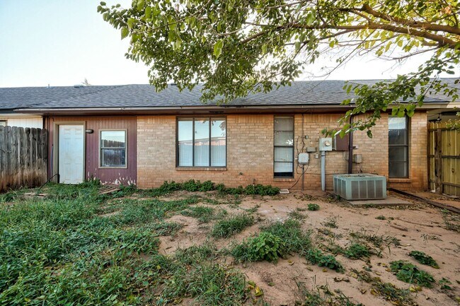 Building Photo - * * * $250 Move-in Special * * * Charming 2-Bedroom / 2-Bathroom Retreat! * * * $250 Move-in Spec...