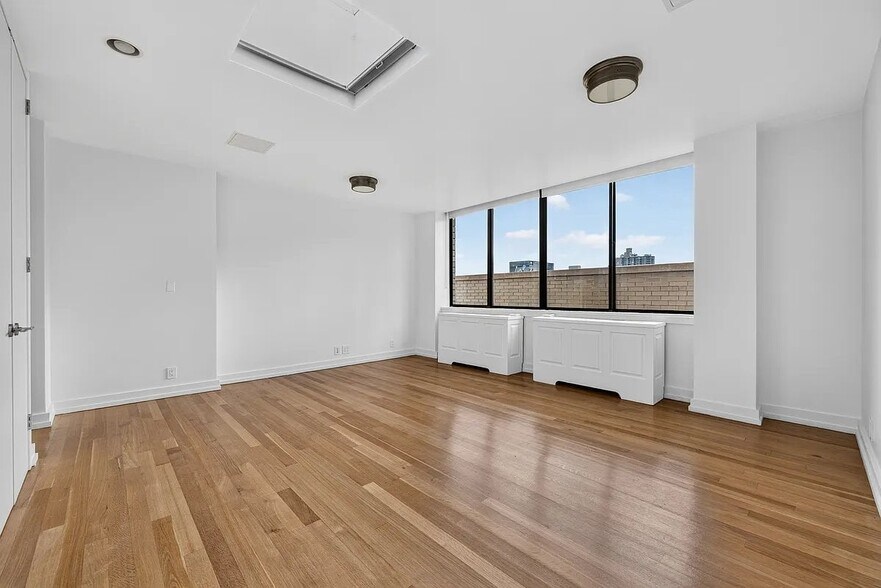 Building Photo - 245 E 44th St