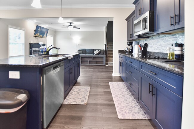Building Photo - Pet Friendly Four Bedroom with Bonus!