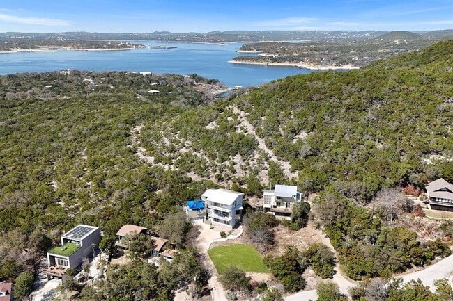 Building Photo - 14020 Lakeview Dr