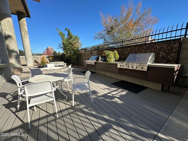 Building Photo - 200 W Portland St