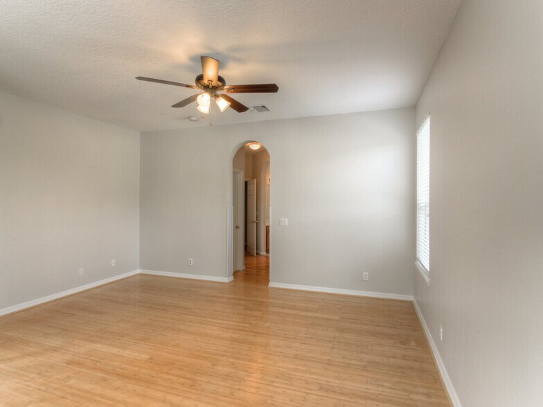 Building Photo - 553 Jasmine Bloom Dr