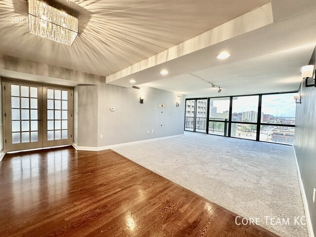 Building Photo - 2 Bed + Den x 2.5 Bath Large Apartment For...