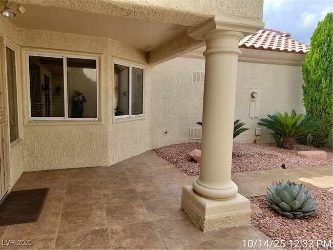 Building Photo - 2636 Highvale Dr