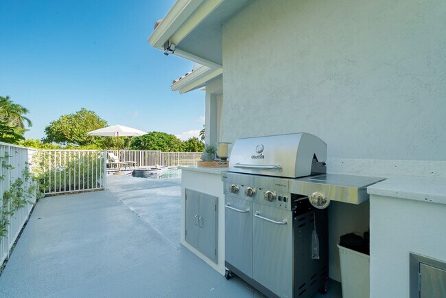 Building Photo - 1907 S Club Dr