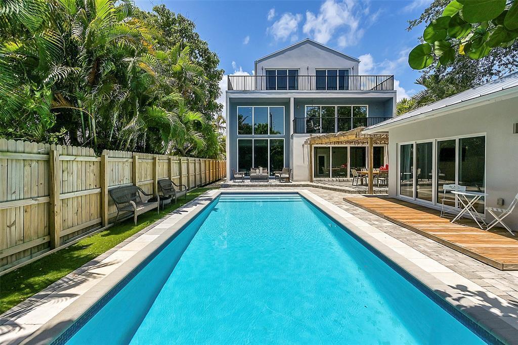 Building Photo - 640 NE 17th Way