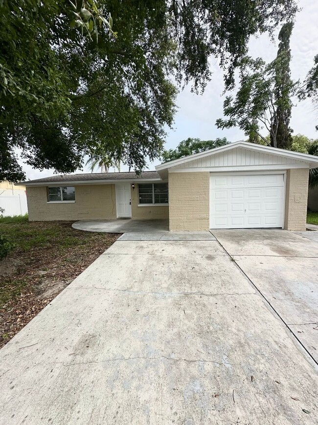 Building Photo - 4/2 Single-family home, AVAILABLE NOW!