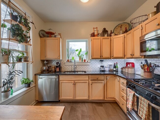 Building Photo - 207 Calder St