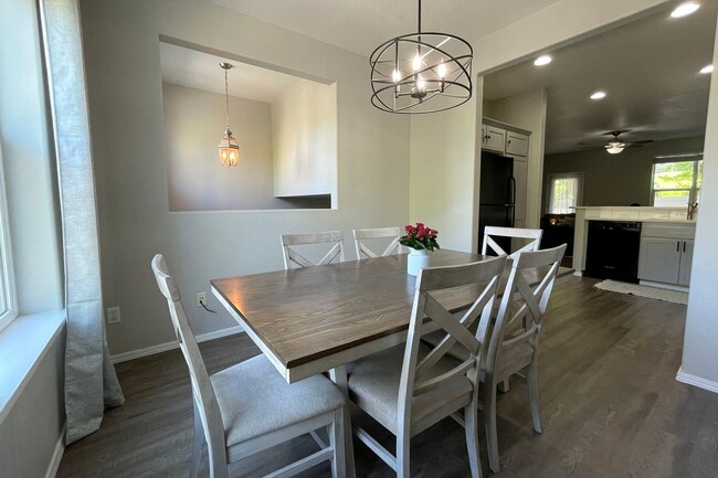 Building Photo - Stunning Forest Heights Home with Washer/D...