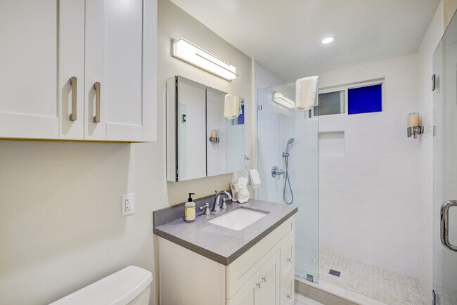 Building Photo - 675 3rd Ln