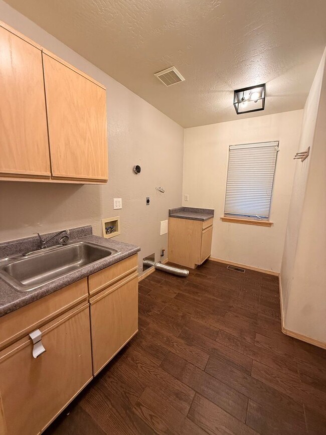 Building Photo - Gorgeous Flagstaff Rental