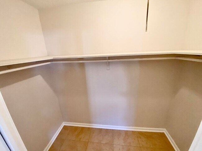 Building Photo - 213 NE 9th Ave