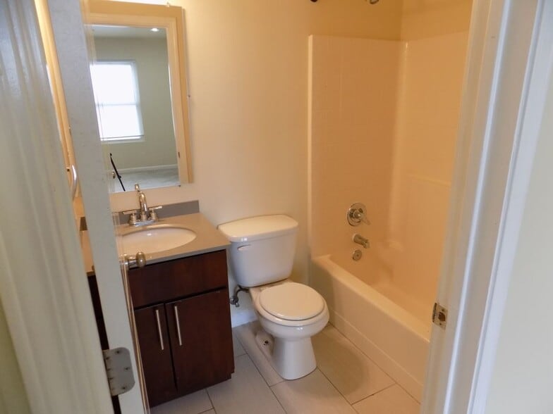 Building Photo - 5114 Wall, 6