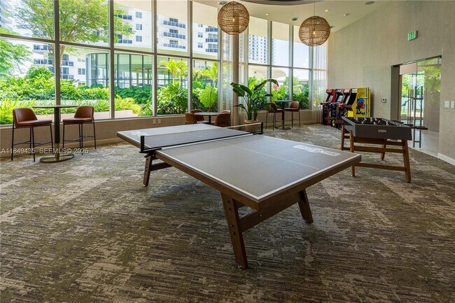 Building Photo - 700 NE 24th St