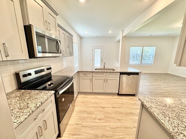 Building Photo - On quiet, dead end Street 3 bedroom 2 1/2 bath townhome