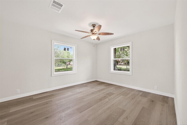 Building Photo - 815 Brooks Ave