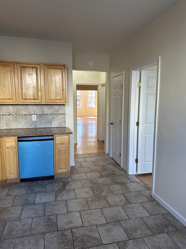 Building Photo - 125 W 28th St