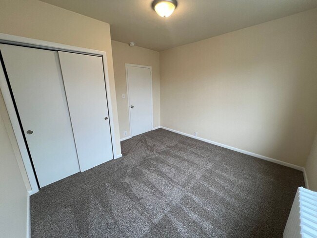 Building Photo - 955 E Main St