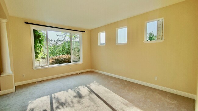 Building Photo - **$1000 OFF FIRST FULL MONTHS RENT**  Gorg...