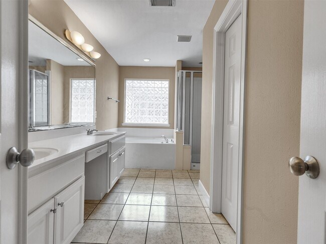 Building Photo - 4319 Lillian St