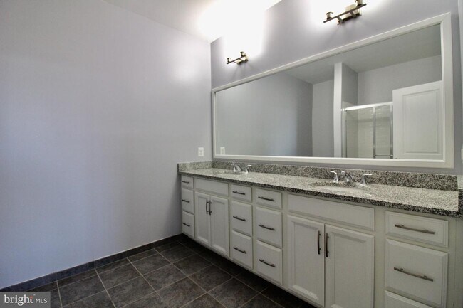 Building Photo - Updated Condo w/Garage - Loudoun Metro