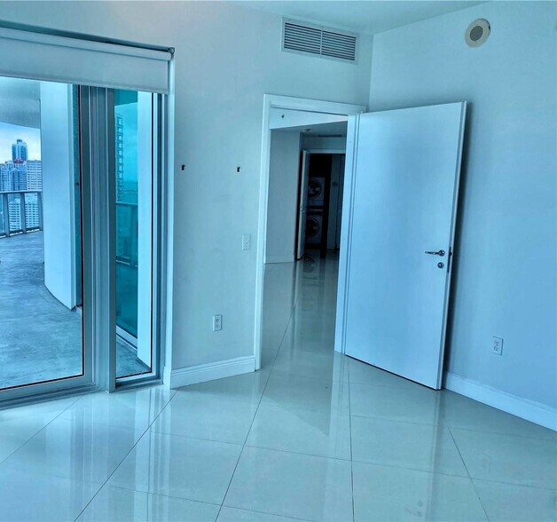 Building Photo - 300 S Biscayne Blvd