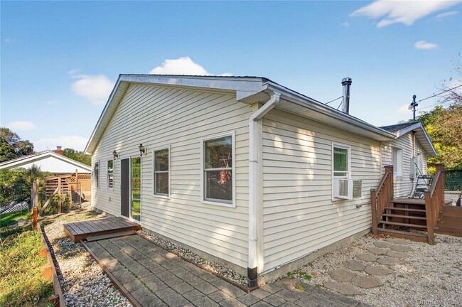 Building Photo - 9 Wickes Ln