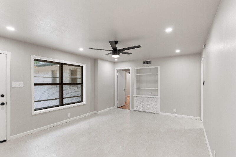 Building Photo - 1202 Spruce Dr