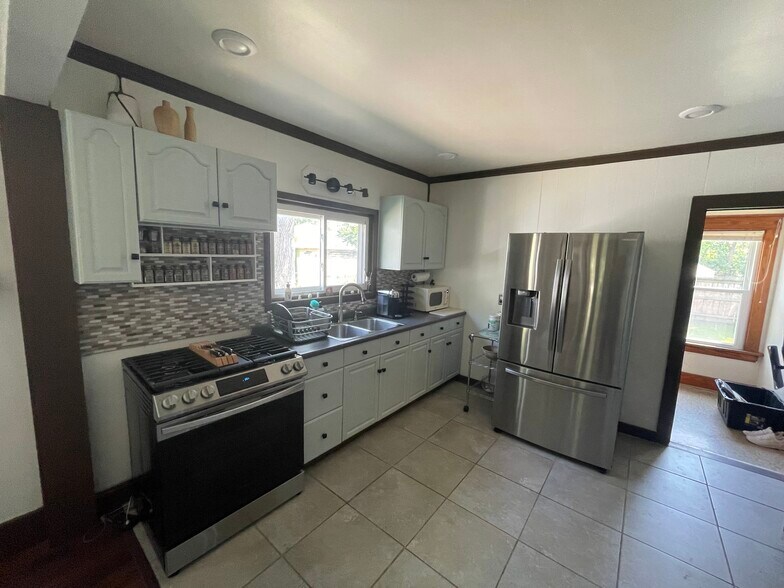 Kitchen - 141 Parkwood Ave