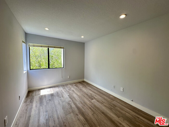 Building Photo - 4271 Las Virgenes Rd