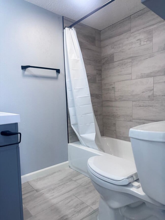 Building Photo - Remodeled 4 Bedroom 1 Bathroom Home