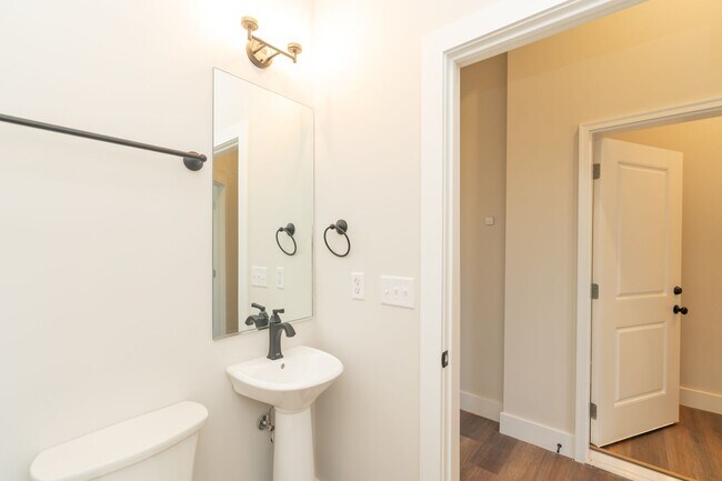Building Photo - Modern 4 Bedroom Townhome in Southside Chattanooga
