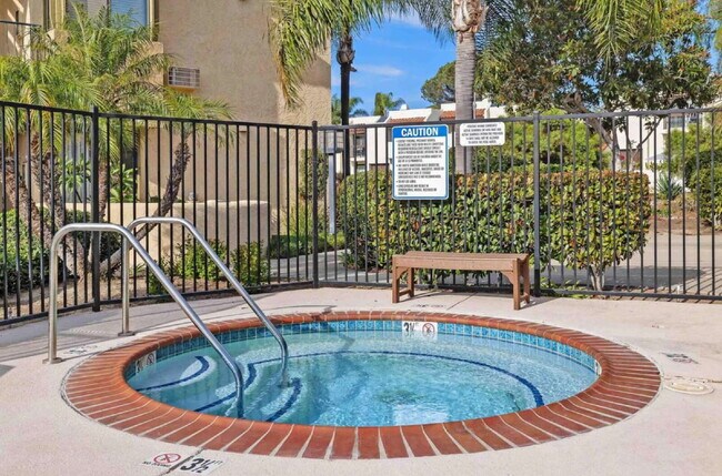 Building Photo - $2,695 - 2 Bed 2 Bath updated Condo in Del Cerro