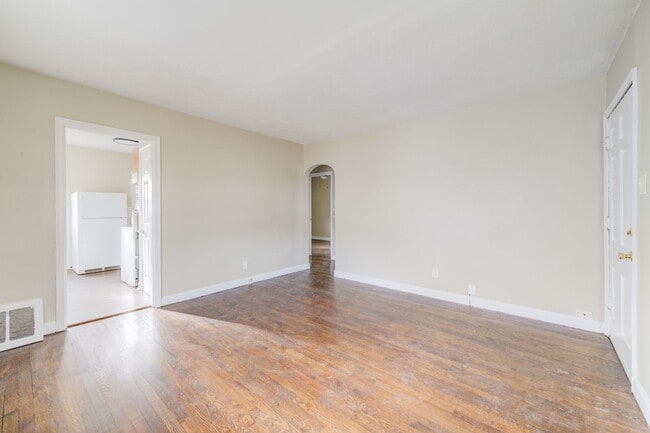 Building Photo - Cute 2 bedroom single family house in Bel-nor with attached garage.