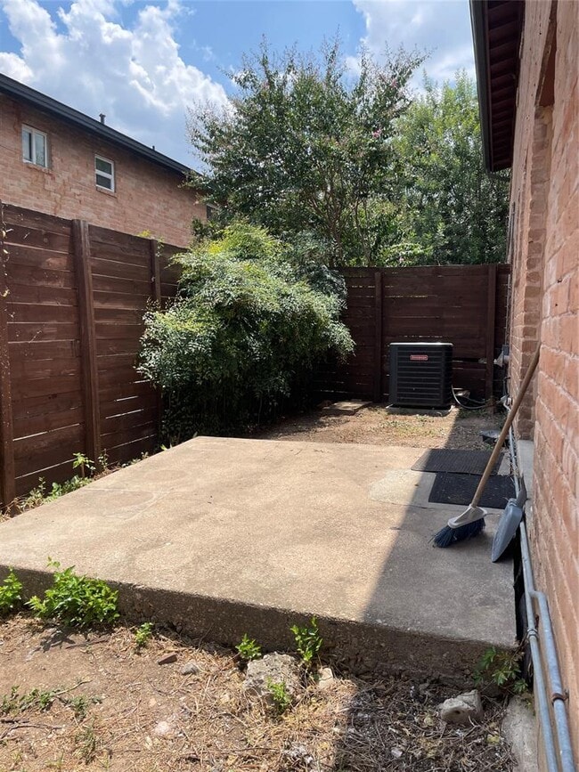 Building Photo - 2222 Mission Hill Dr