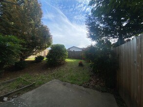 Building Photo - Come See This Lovely 3 Bedroom Townhouse!