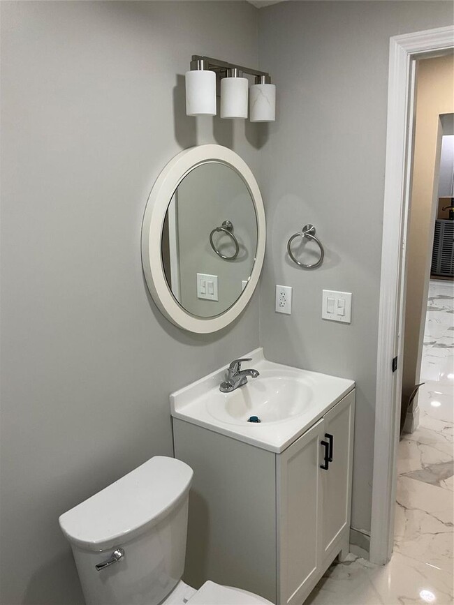 Building Photo - 642 NW 14th Way