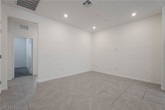 Building Photo - 902 Bronzite St
