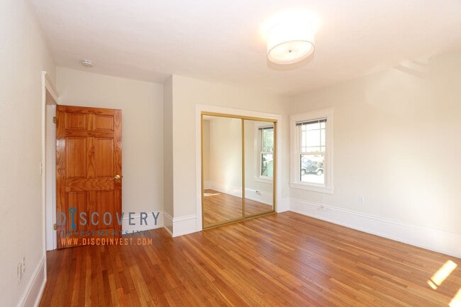 Building Photo - Coveted Piedmont Craftsman Home