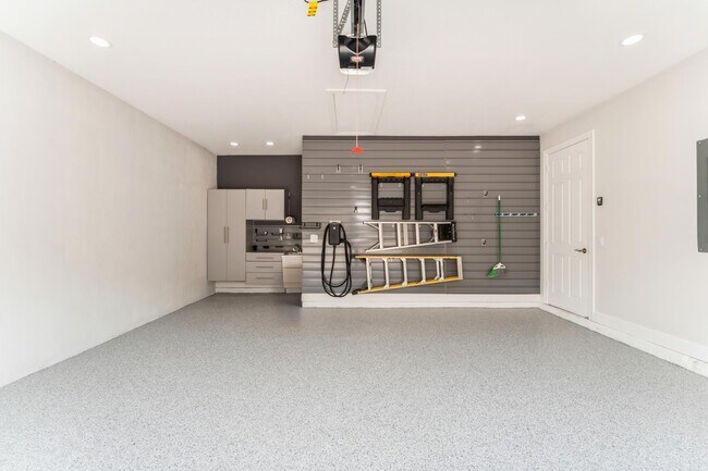 Building Photo - 6100 Bella Rosa Ln
