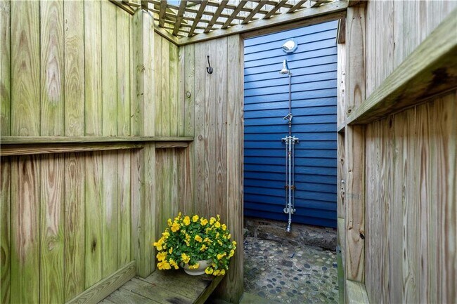 Building Photo - 33 Marsh St