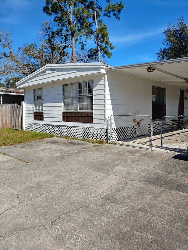 Building Photo - Move in Ready Manufactured 3/2 Home on Sou...