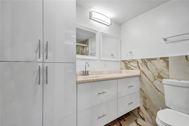 Building Photo - 3051 S Palm Aire Dr