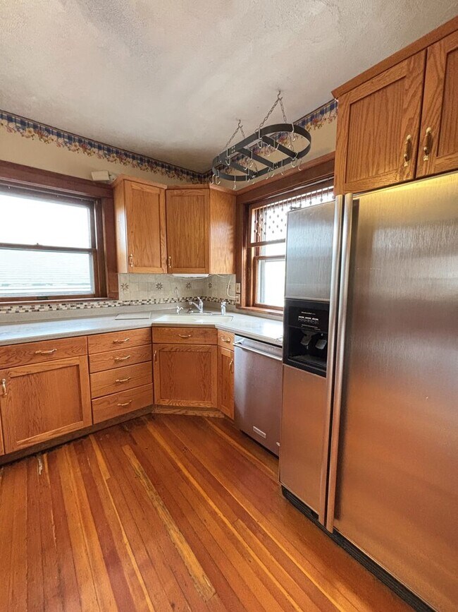 Building Photo - Make This House Your Home—Deposit Moves Yo...