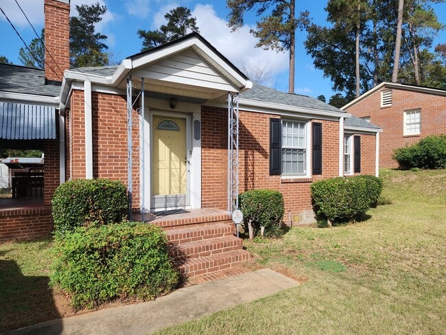 Building Photo - Renovated Home Just Off Washington Rd clos...