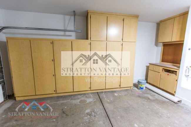 Building Photo - 484 E Cheyenne Rd